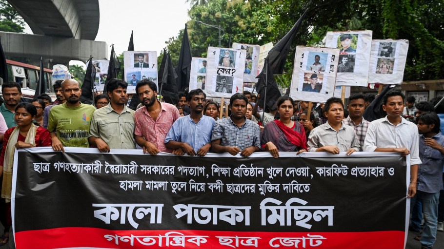 People take part in a protest march against the mass arrest and killing of protesters during last week's violence amid anti-quota protests, in Dhaka on July 28, 2024.